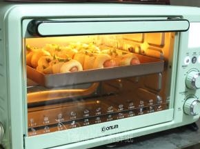 将面团送入预热好的烤箱，中层，上下火175℃，烘烤18分钟。