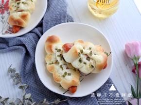 烤好的面包放在烤网上晾凉。