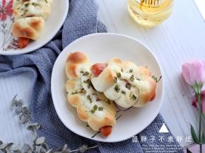 烤好的面包放在烤网上晾凉。