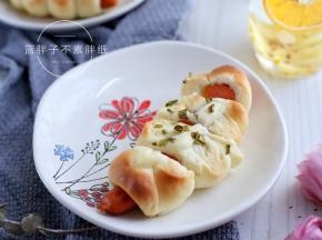 超好吃的香葱肠仔包就做好啦。