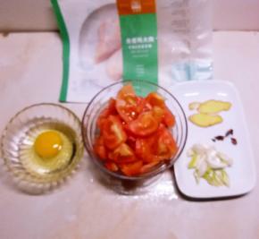 番茄切大块 鸡蛋打散 葱姜切片  八角3小瓣