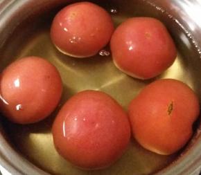 木耳用开水煮一下捞出  开水汆烫一下番茄  易于剥皮