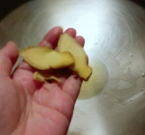 炒锅加入食用油  放入姜片  八角  爆香后捞出