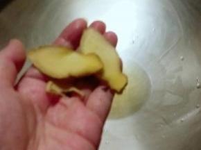 炒锅加入食用油  放入姜片  八角  爆香后捞出