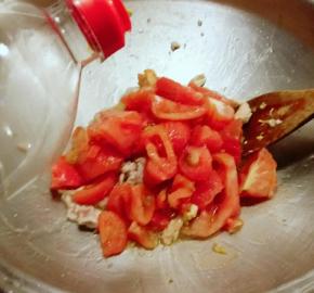 鸡肉翻炒至发白  放入番茄块 放入生抽 耗油