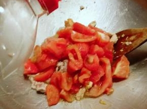 鸡肉翻炒至发白  放入番茄块 放入生抽 耗油
