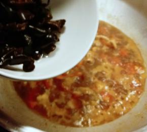 熬煮至番茄软烂 放入木耳 再煮一会儿