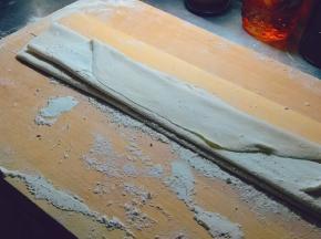 上下折叠起来  每折叠一次就撒上面粉 以免粘连  切成面条  煮熟   面条宽度随意