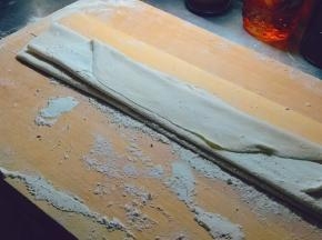 上下折叠起来  每折叠一次就撒上面粉 以免粘连  切成面条  煮熟   面条宽度随意
