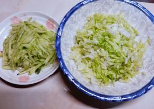 拌菜是黄瓜和生菜