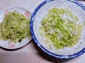 拌菜是黄瓜和生菜