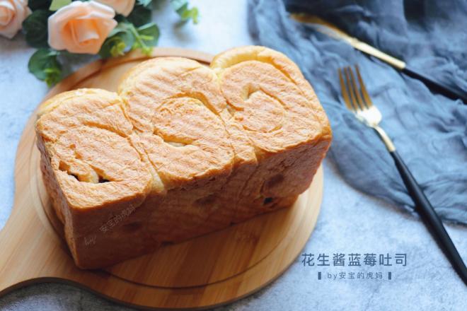 花生酱蓝莓吐司