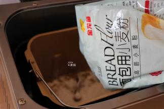 倒入面包粉；
