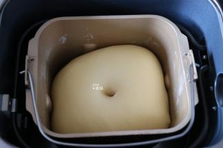 结束后选择发酵程序开始发酵，发酵到两倍大，中间戳一个洞不回缩即可；