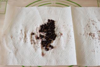 面团发酵的时候把蓝莓干放在冷开水里浸泡透，然后用厨房纸吸干表面水分；