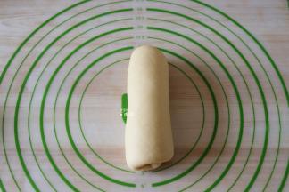 翻面后从上往下卷起；