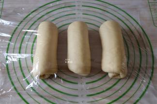 三个面团全部卷好后盖上保鲜膜松弛15分钟；