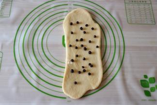 撒适量浸泡后的蓝莓干；