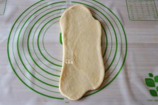 将收口朝上，再次擀开；