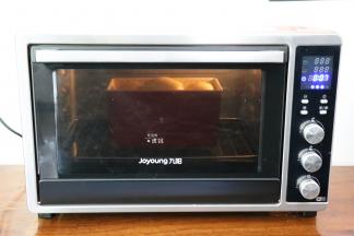 放进烤箱进行二次发酵，发酵到八九分满即可；