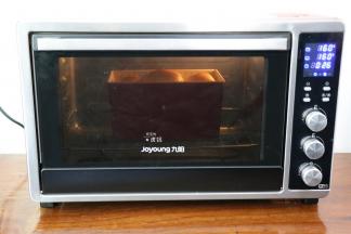 放入预热好的烤箱内中层160度35分钟，烤好后取出，冷却至不烫手后密封保存即可；