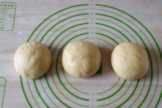 发酵完成后选择揉面程序揉面5分钟左右排气，然后分成三等分揉圆；