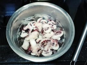 捞出章鱼放入凉开水里过冷河