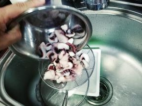 倒出沥干水分，装碟放冰箱