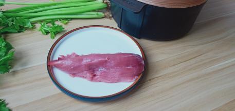 准备新鲜的里脊肉，芹菜与饺子皮。