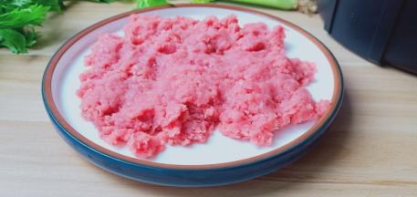 猪肉去除膜再剁碎。