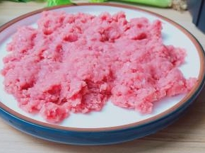 猪肉去除膜再剁碎。