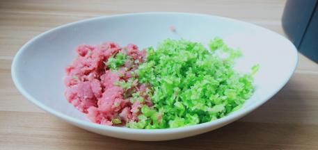 芹菜摘取叶子一样剁碎末。