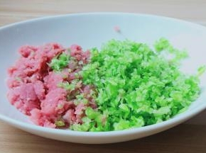 芹菜摘取叶子一样剁碎末。