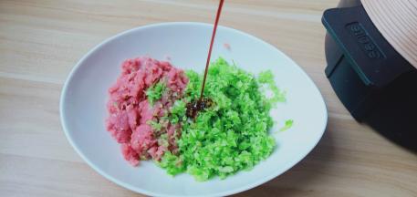 猪肉、芹菜、加生抽2勺。