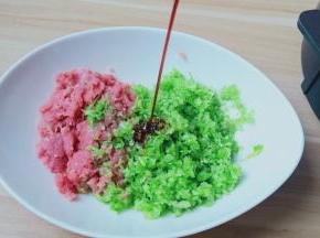 猪肉、芹菜、加生抽2勺。