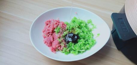 猪油加2勺【猪油提前化冻】用筷子顺着一个方向搅拌上浆。