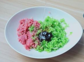 猪油加2勺【猪油提前化冻】用筷子顺着一个方向搅拌上浆。