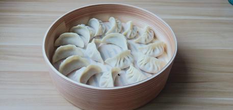 饺子皮两边分别捏出褶子，包的好看吧！