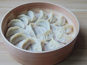 饺子皮两边分别捏出褶子，包的好看吧！