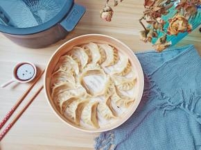 刚出锅的饺子皮亮晶晶的。