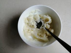 土豆去皮，切片后隔水蒸几分钟，蒸熟。把蒸熟的土豆用汤匙压成土豆泥