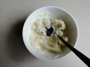 土豆去皮，切片后隔水蒸几分钟，蒸熟。把蒸熟的土豆用汤匙压成土豆泥