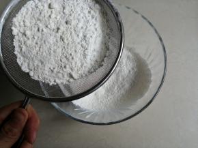 面粉、玉米淀粉、苏打粉和盐混合过筛一次