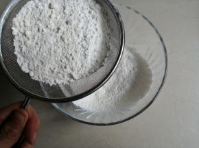 面粉、玉米淀粉、苏打粉和盐混合过筛一次