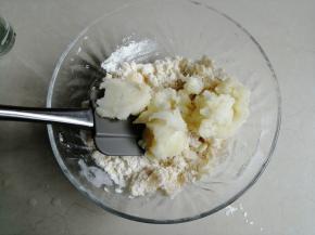 混合一下，再倒入土豆泥用手抓捏一下