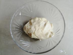 看面团实际情况逐少量添加水，能捏成如图的状态即可。如果你的土豆含水量多的，不加水也是可以的