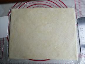 在案板上铺一张保鲜膜，把面团放上去，在面团上再铺一张保鲜膜，用擀成棍擀成薄薄的面片（0.3CM），切成长方形，越薄越酥脆