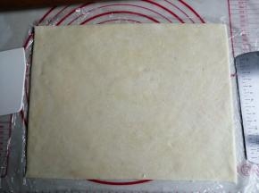 在案板上铺一张保鲜膜，把面团放上去，在面团上再铺一张保鲜膜，用擀成棍擀成薄薄的面片（0.3CM），切成长方形，越薄越酥脆