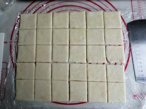 用切面刀切成正方形或者长方形的饼干胚