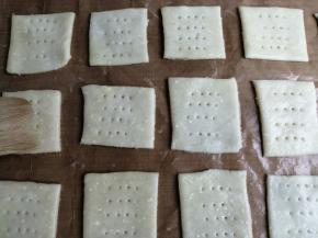 在饼干胚表面刷一层水，用配方外的盐均匀地洒在上面。我是用两只手指捏起一点点盐，在上方摩擦着手指，盐往下掉